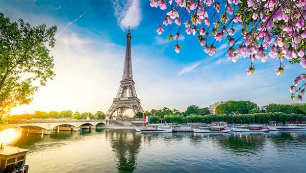 برج ایفل پاریس و رودخانه سن با طلوع خورشید در پاریس فرانسه برج ایفل یکی از نمادین ترین مکان های دیدنی پاریس است که قالب بنر وب در اوایل صبح بهار است
