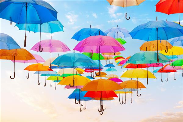 طراحی انتزاعی از چترهای رنگارنگ در آسمان