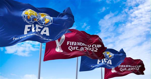 دوحه قطر ژانویه 2022 پرچم هایی با لوگوی فیفا و جام جهانی 2022 قطر در باد به اهتزاز در آمد این رویداد از 21 نوامبر تا 18 دسامبر 2022 در قطر برنامه ریزی شده است