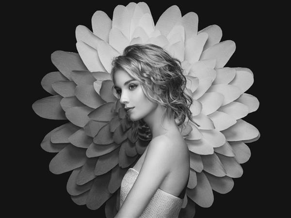 زن زیبا در برابر یک گل داودی بزرگ زن جوان با مو و آرایش زیبا عکاسی سیاه و سفید مد روز