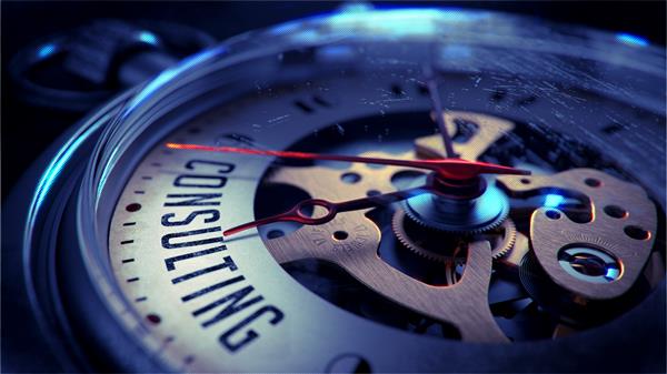 مشاوره در مورد صفحه ساعت جیبی با نمای نزدیک مکانیزم ساعت مفهوم زمان جلوه قدیمی