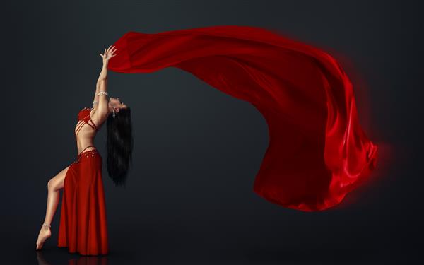 رقصنده زیبای شکم در حال اجرای رقص عجیب و غریب با لباس فلاتر قرمز