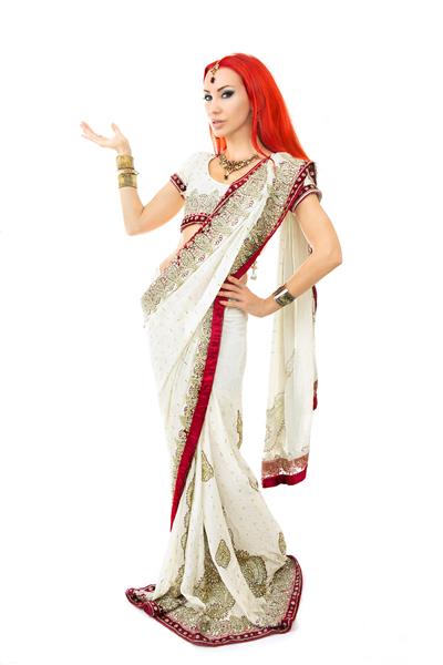 زن جوان سکسی زیبا با لباس سنتی هندی با آرایش عروس و ارائه جواهرات شرقی دعوت کننده نامست دختر زیبا رقصنده بالیوود Bellydancer در ساری روش