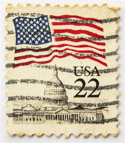 ایالات متحده آمریکا - حدود 1985 تمبری چاپ شده در ایالات متحده نشان می دهد پرچم بر فراز کاپیتول حدود 1985
