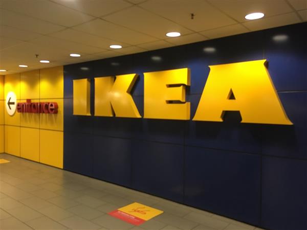 کوالالامپور مالزی - 8 دسامبر 2016 فروشگاه Ikea مالزی IKEA بزرگترین خرده فروش مبلمان در جهان است و مبلمان آماده مونتاژ را می فروشد در سال 1943 در سوئد تأسیس شد