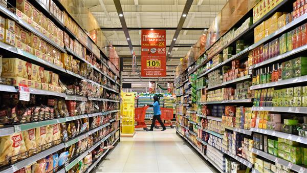 جاکارتا اندونزی - 8 مه 2017 نمای راهرو در سوپرمارکت کارفور Carrefour فرانسه یکی از بزرگترین سوپرمارکت های زنجیره ای در جهان به همراه Walmart آمریکا و Tesco بریتانیا است