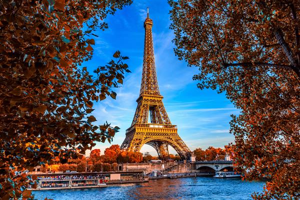 برج ایفل پاریس و رودخانه سن در پاریس فرانسه برج ایفل یکی از نمادین ترین مکان های دیدنی پاریس است پاریس پاییز