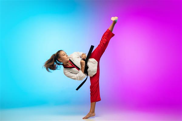 تمرین دختر تکواندو کاراته با کمربند مشکی