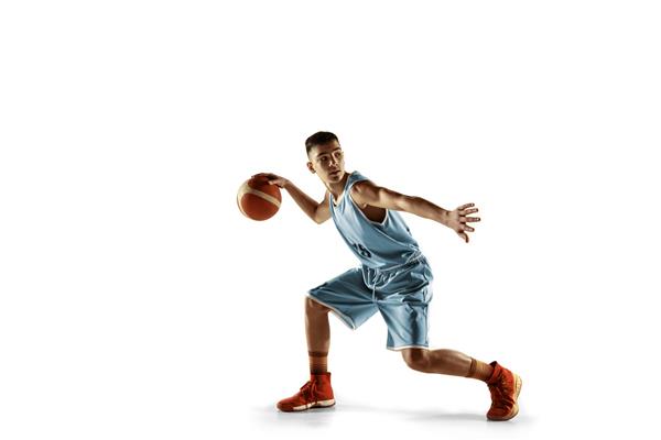 پرتره تمام طول بسکتبالیست جوان با یک توپ جدا شده روی سفید