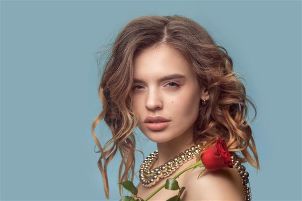 دختر جوان زیبا با جواهرات رز قرمز و مروارید - گوشواره دستبند گردنبند