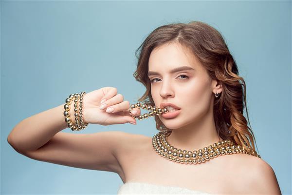 دختر جوان زیبا با جواهرات مروارید
