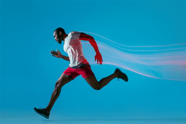 پرتره تمام طول مرد جوان و عضلانی فعال در حال دویدن