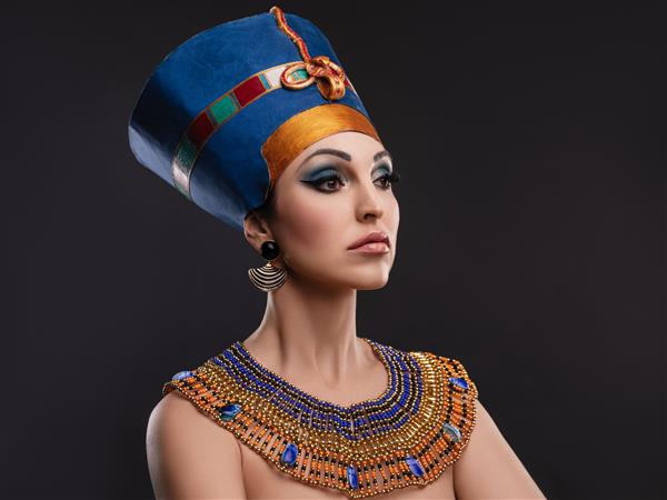 زنی با چشمان قهوه ای و آرایش عصرانه به عنوان ملکه کلئوپاترای مصر