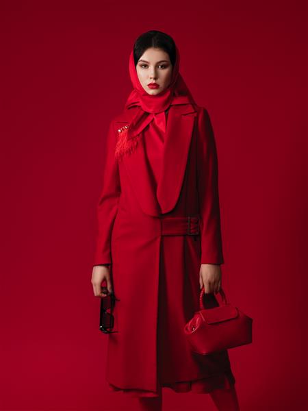 زن مجلل قرمز مجموع با کت و کیف