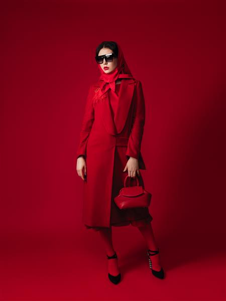 زن مجلل قرمز مجموع با کت و کیف