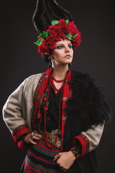 زن سبزه زیبا با لباس سنتی اوکراینی با تاج گل و شاخ