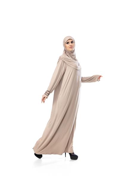 زن زیبای عرب با حجاب شیک جدا شده در پس زمینه استودیو مفهوم مد