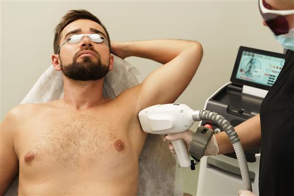 مردی در حین عمل فوتو اپیلاسیون ipl در کلینیک پزشکی زیبایی