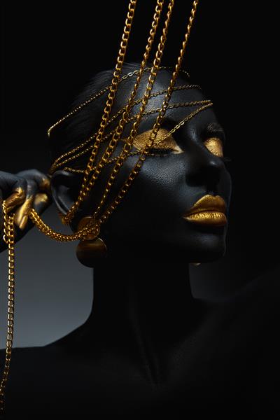 آرایش طلایی زیبایی لب پلک زن رنگ پوست مشکی هنر بدن طلا جواهرات زنجیره ای نوک انگشت ناخن در رنگ طلایی آرایش طلایی حرفه ای
