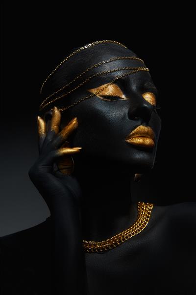 آرایش طلایی زیبایی لب پلک زن رنگ پوست مشکی هنر بدن طلا جواهرات زنجیره ای نوک انگشت ناخن در رنگ طلایی آرایش طلایی حرفه ای
