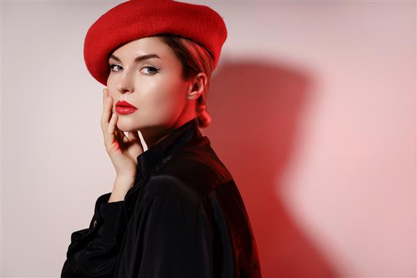 پرتره مد زن جوان زیبا که کلاه قرمزی پوشیده است