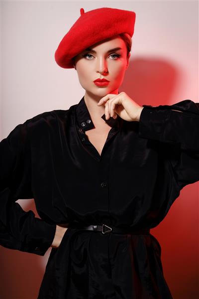پرتره مد زن جوان زیبا که کلاه قرمزی پوشیده است