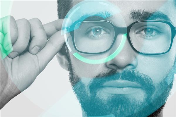 مردی با عینک هوشمند واقعیت افزوده با صفحه نمایش هاد