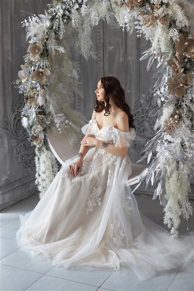 عروس زن رمانتیک با لباس عروس سفید منتظر مراسم عروسی در خانه صبح داخلی افسانه عروس است