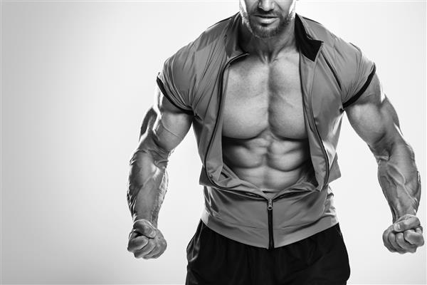 بدنساز مرد عضلانی که عضلاتش را نشان می دهد