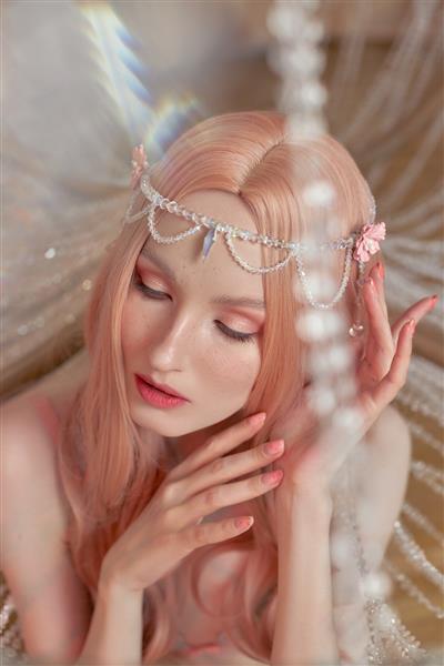 پرتره زیبایی از زن جن شاهزاده خانم انیمه با موهای صورتی با لباس زیر ظاهر جادویی افسانه ای زیبا تاج لبه آرایش صورتی روی سر یک زن