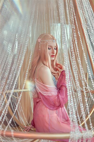 پرتره زیبایی از زن جن شاهزاده خانم انیمه با موهای صورتی با لباس زیر ظاهر جادویی افسانه ای زیبا تاج لبه آرایش صورتی روی سر یک زن