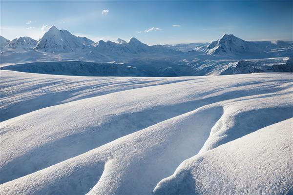 منظره زمستانی در کوهستان ها مزارع زمستانی سفید برفی با برف روی زمین