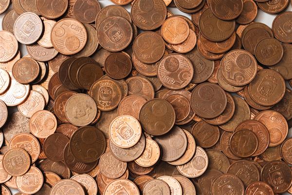 توده ای بزرگ از سکه های یورو مس براق با ارزش کم