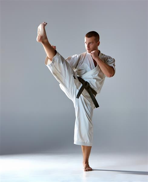 مرد سفیدپوش کیمونو تمرین کاراته
