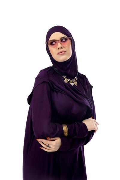 زن زیبای عرب با حجاب شیک جدا شده در پس زمینه استودیو مفهوم مد
