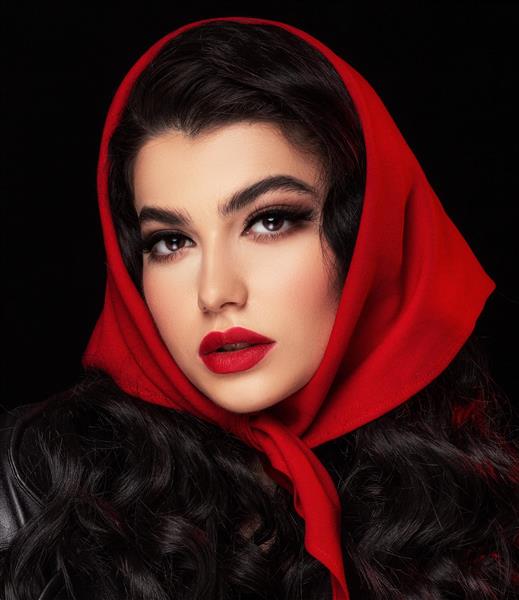 دختر ایرانی با حجاب روسری قرمز و لب های سرخ نگاه به دوربین