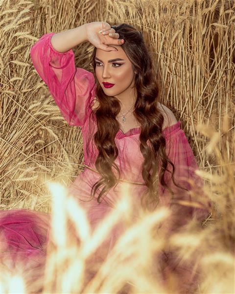 دختر زیبای روستایی با موهای بافته شده در گندمزار