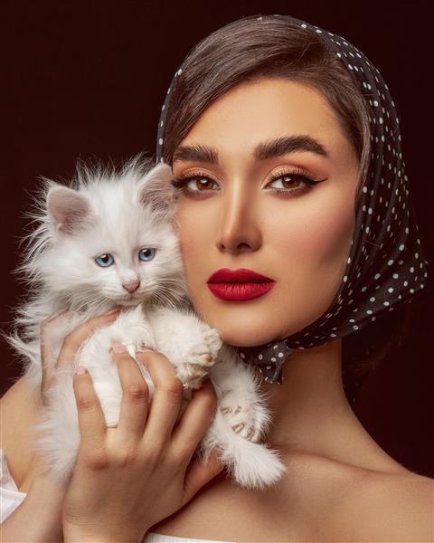 دختر ایرانی با روسری و گربه سفید در دستانش عکاسی مادلینگ در ترکیه