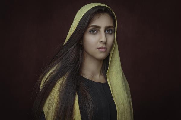 عکاسی مادلینگ زن زیبای ایرانی و شال سبز و موهای بلند زیبا