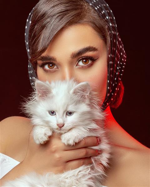 دختر ایرانی با روسری سیاه و گربه سفید عکاسی مادلینگ در ترکیه