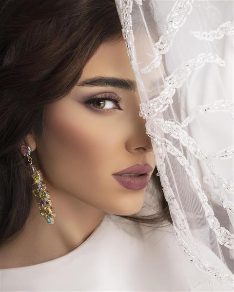 دختر زیبای ایرانی با لباس سفید و تور سفید روی صورتش عکاسی مدلینگ در ترکیه