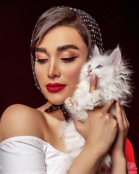 مدل زیبا با روسری و گربه سفید در آغوش گرفته عکاسی مادلینگ در ترکیه