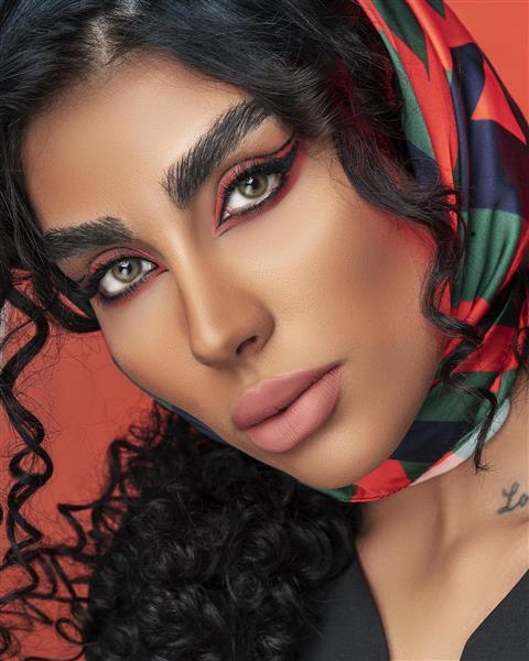 مدل زن زیبای ایرانی با روسری سبز و قرمز و موهای مشکی