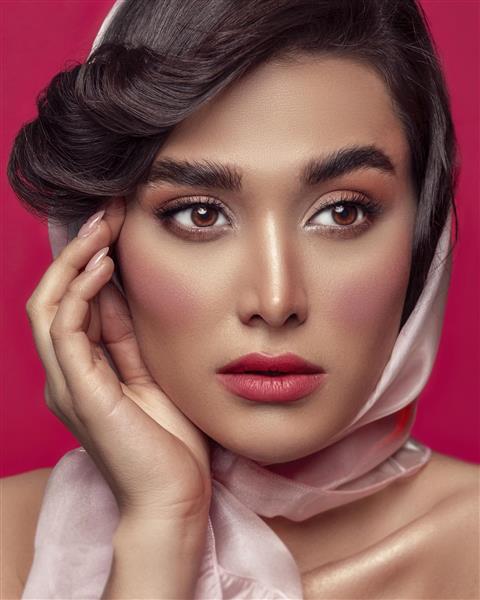 عکاسی پرتره زن زیبا ایرانی با موهای مشکی و روسری و گلهای صورتی