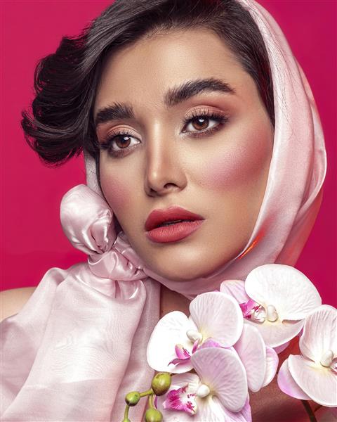 مدلینگ زیبا ایرانی با موهای مشکی و روسری و گلهای صورتی