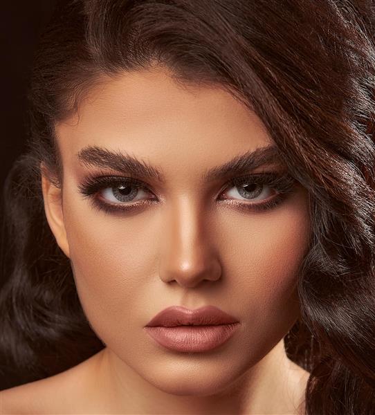 مدل زن زیبا ایرانی با موهای قهوه ای مواج