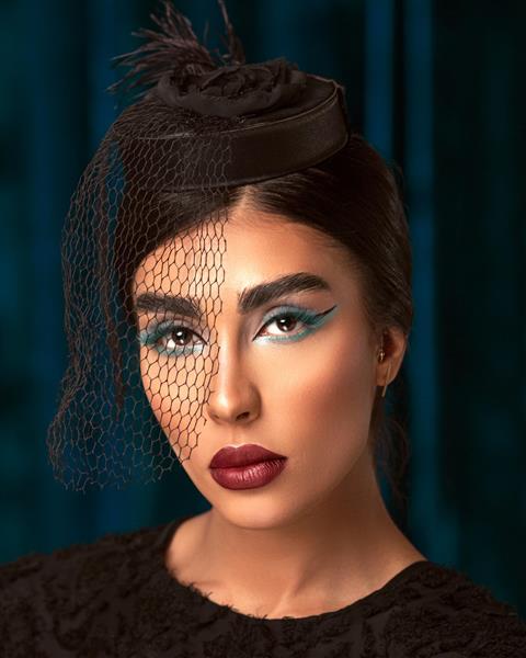 عکاسی پرتره زن ایرانی با موها و کلاه مشکی و آرایش زیبا