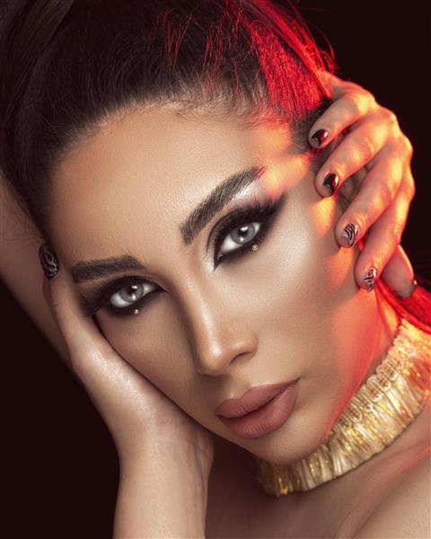 مدل زن زیبا ایرانی با موهای مشکی و گردنبند طلایی