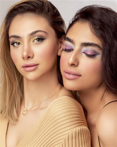 عکاسی از دو مدل زن زیبا با آرایش چشم رنگی