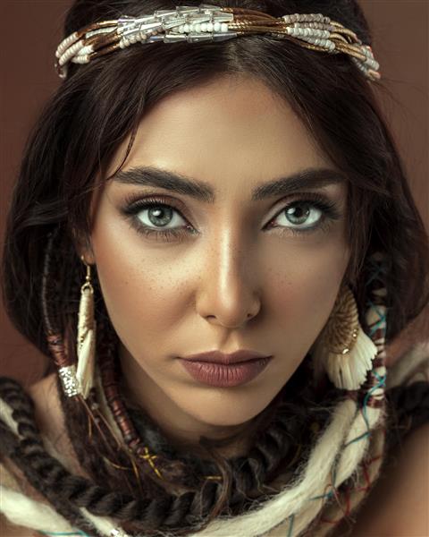 پرتره مدل زن ایرانیبا موهای سیاه و زیورالات سنتی روی موهایش عکاسی در ترکیه